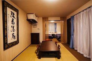 Hypo-allergenic bedding, desk, laptop workspace, blackout drapes - Ben's Guesthouse Kyoto (Kyoto)
