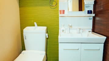 Quarto quádruplo econômico, várias camas, para não fumantes, cozinha | Banheiro | Banheira e chuveiro separados, produtos de toalete grátis