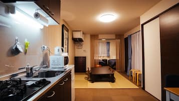 Family Apartment, Berbilang Katil, Non Smoking, Kitchen (Superior) | Peralatan tempat tidur hipoalergenik, meja, ruang kerja komputer riba 