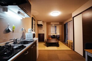 Superior Family Room | Hypo-allergenic bedding, desk, laptop workspace, blackout drapes - Ben's Guesthouse Kyoto (Kyoto)