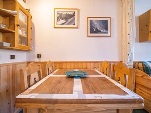 Dining - Cozy Studio Near Slopes and Lifts - Well-equipped with Washer, Balcony, and Ski Locker (Valmorel)