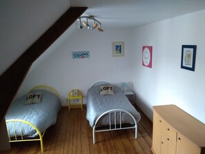 2 bedrooms, iron/ironing board, bed sheets