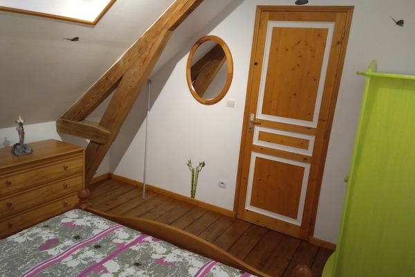 2 dormitorios, tabla de planchar con plancha, ropa de cama