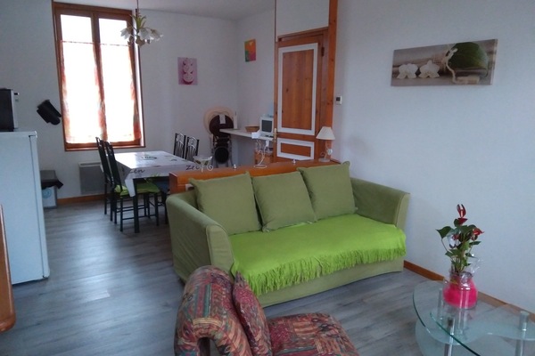 TV, DVD-spiller, bøker og stereoanlegg