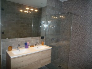 Douche, sèche-cheveux, serviettes fournies, papier toilette