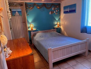 4 makuuhuonetta, silitysrauta/-lauta, ilmainen Wi-Fi, vuodevaatteet
