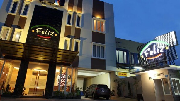 Um edifício com uma placa que diz "Feliz Guest House".