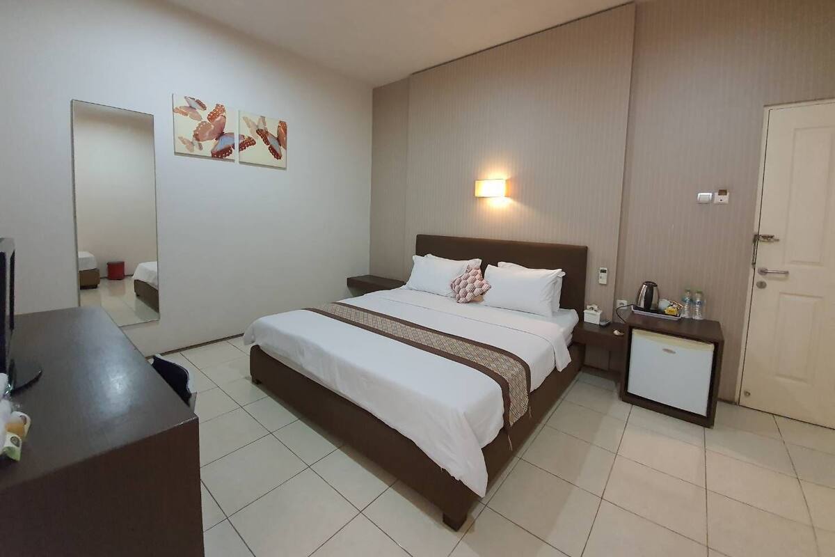 高級客房, 1 張特大雙人床 | 書桌、隔音、免費 Wi-Fi、床單