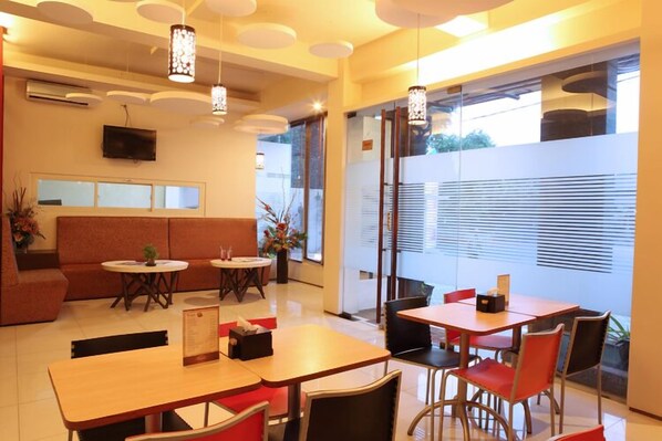 Serveert ontbijt, lunch en diner