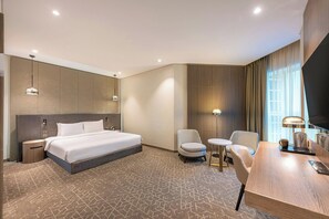 Habitación ejecutiva, 1 cama de matrimonio grande | Colchones con acolchado adicional, minibar, caja fuerte y escritorio