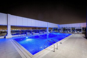 Una piscina al aire libre, cabañas de piscina gratuitas, sombrillas
