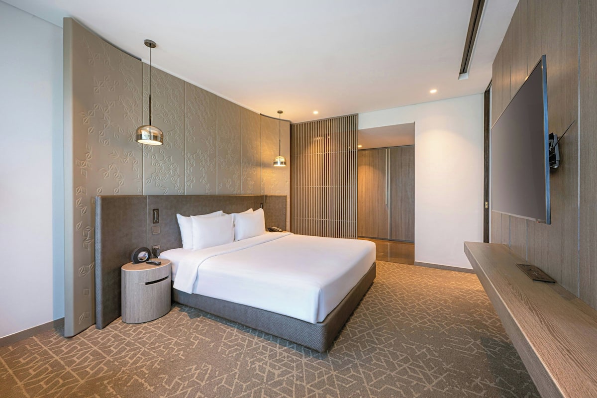 1 bedroom, pillowtop beds, minibar, in-room safe
