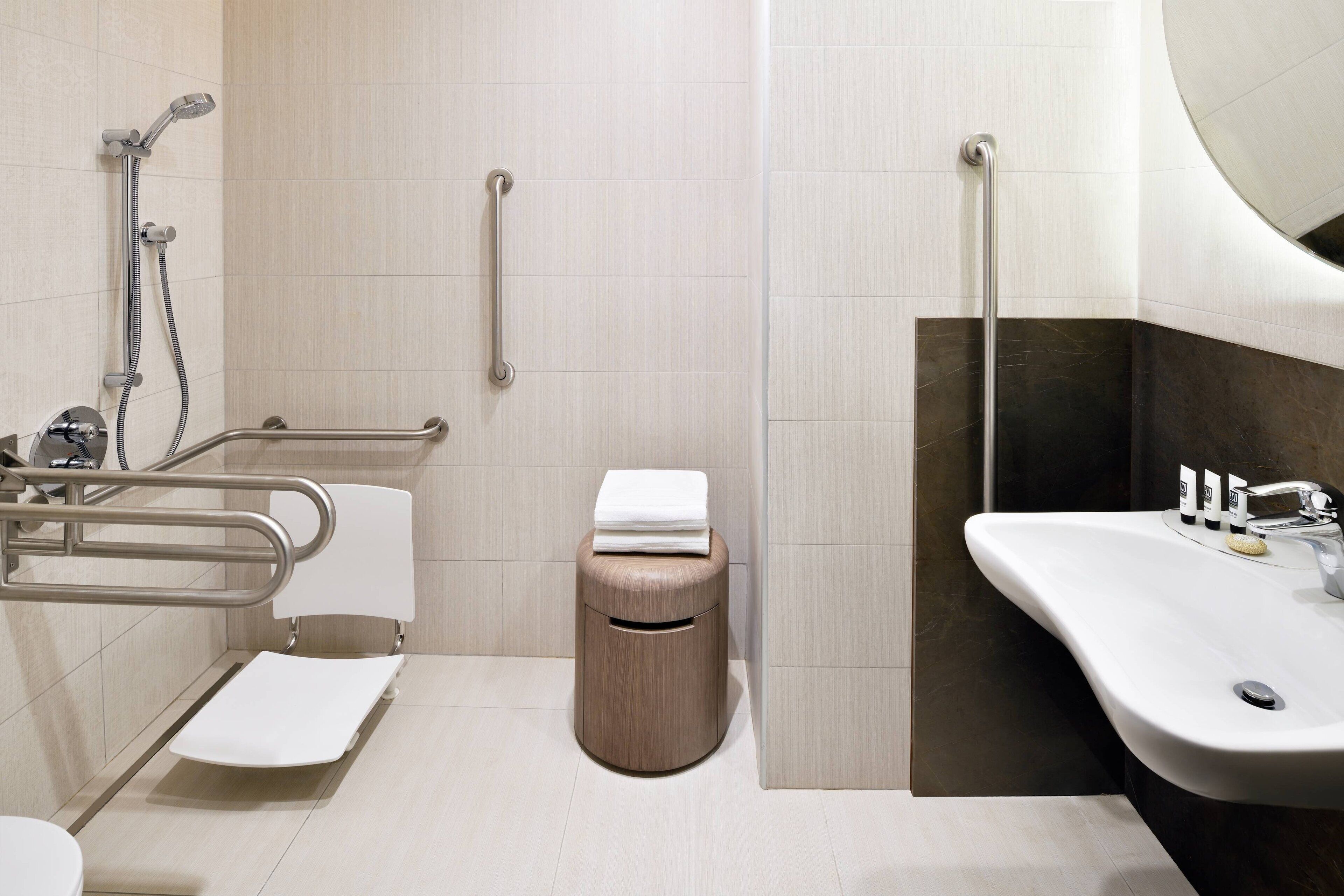 standard room, 1 king bed, non smoking | bathroom | combined shower/bathtub, rainfall showerhead, free toiletries