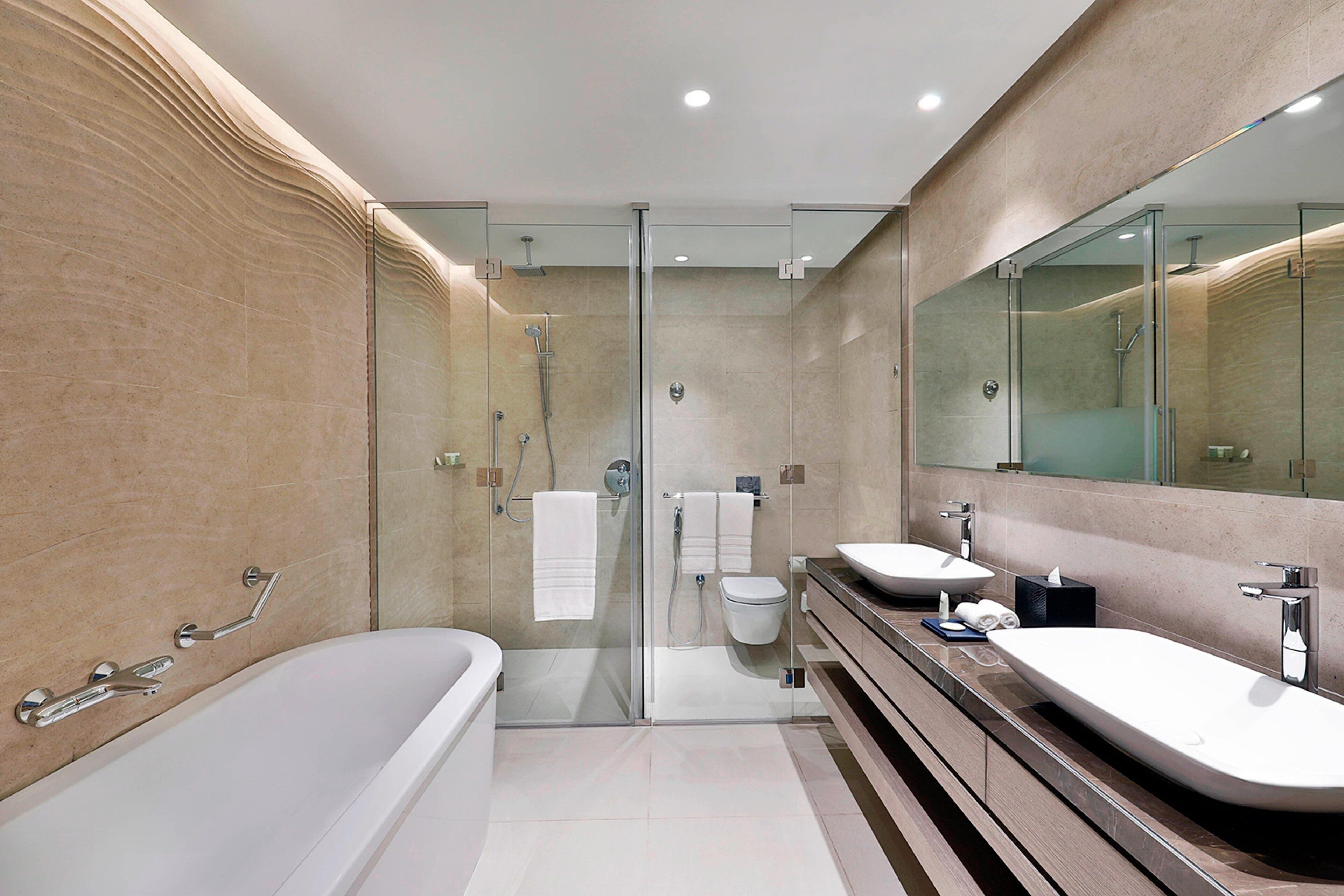 combined shower/bathtub, rainfall showerhead, free toiletries