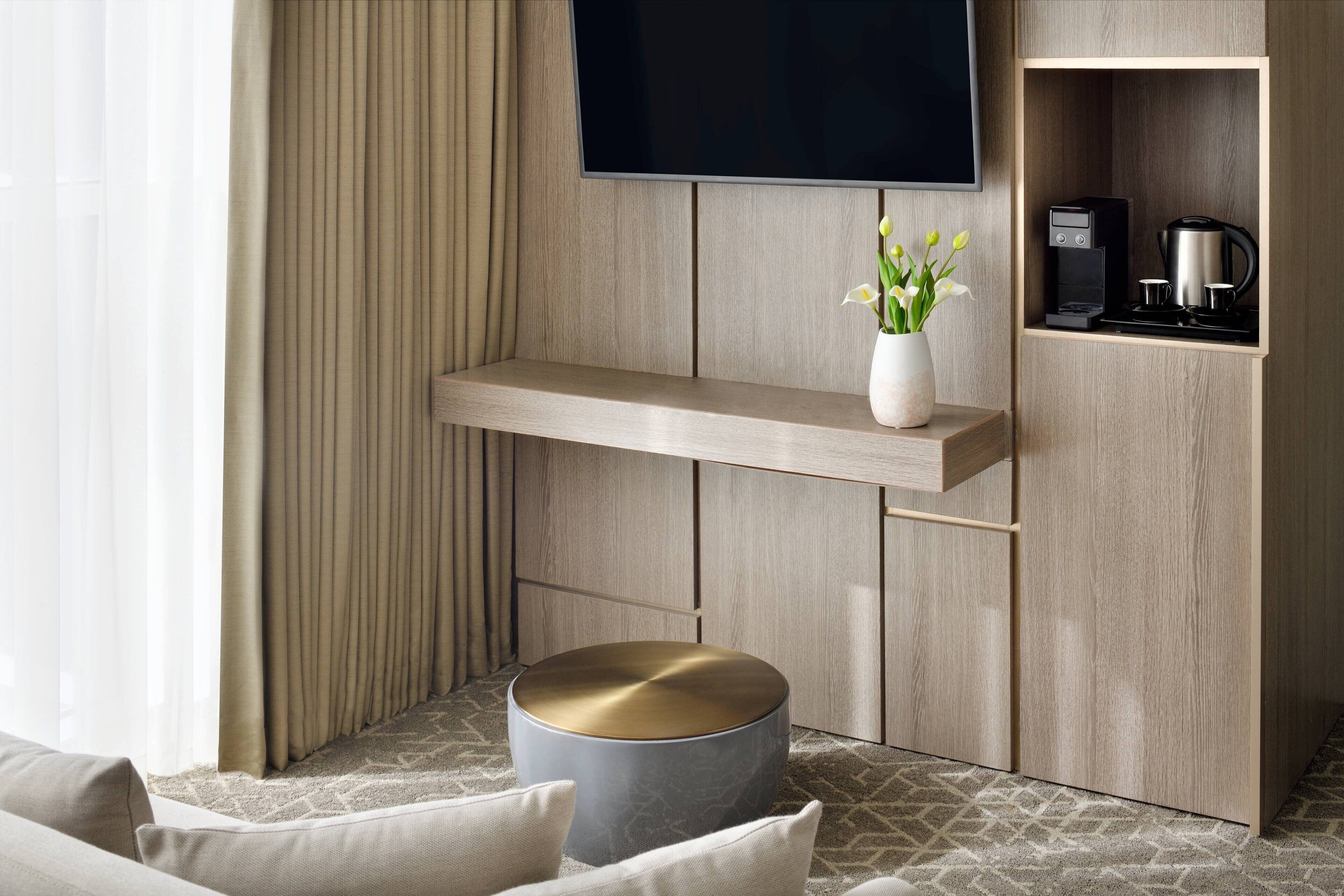 junior suite, 1 bedroom, non smoking | living room | smart tv