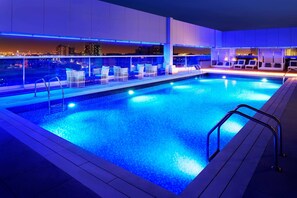 Una piscina al aire libre, cabañas de piscina gratuitas, sombrillas