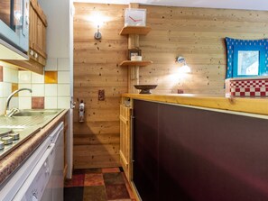 Køleskab, kogeplade, opvaskemaskine, kaffe-/temaskine