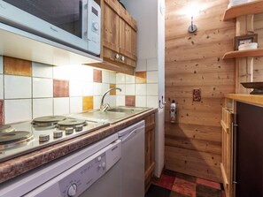 Køleskab, kogeplade, opvaskemaskine, kaffe-/temaskine