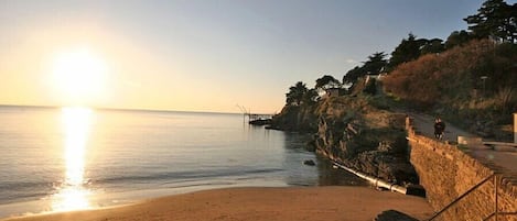 Una spiaggia nelle vicinanze