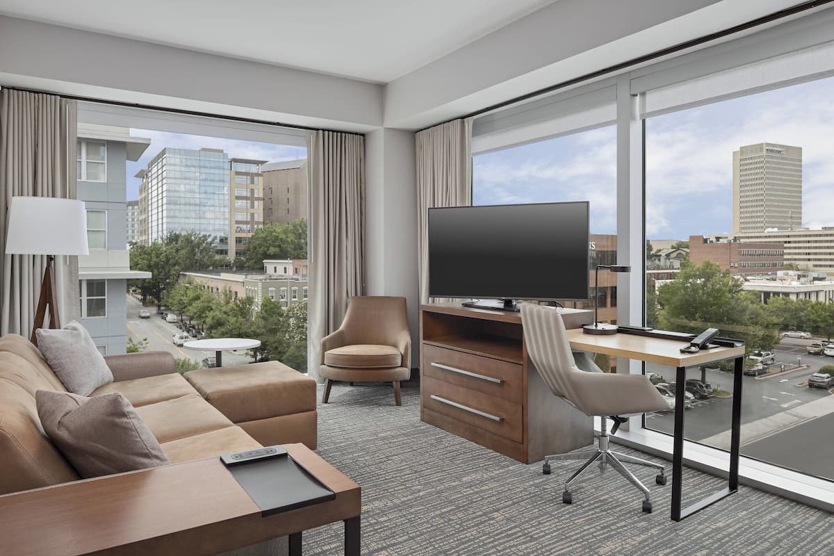 Suite, 2 camere da letto, vista città | Cassaforte in camera, una scrivania, tende oscuranti
