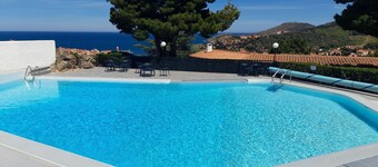 Air-conditioned villa, exceptional location in a private residence with pool