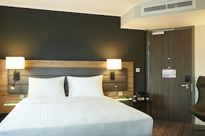 Room, 1 Queen Bed, Non Smoking | Desk, soundproofing, iron/ironing board, free cribs/infant beds