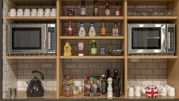 Päivittäinen mannermainen aamiainen (15 GBP per henkilö)