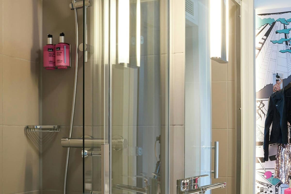 shower, free toiletries, hair dryer, towels