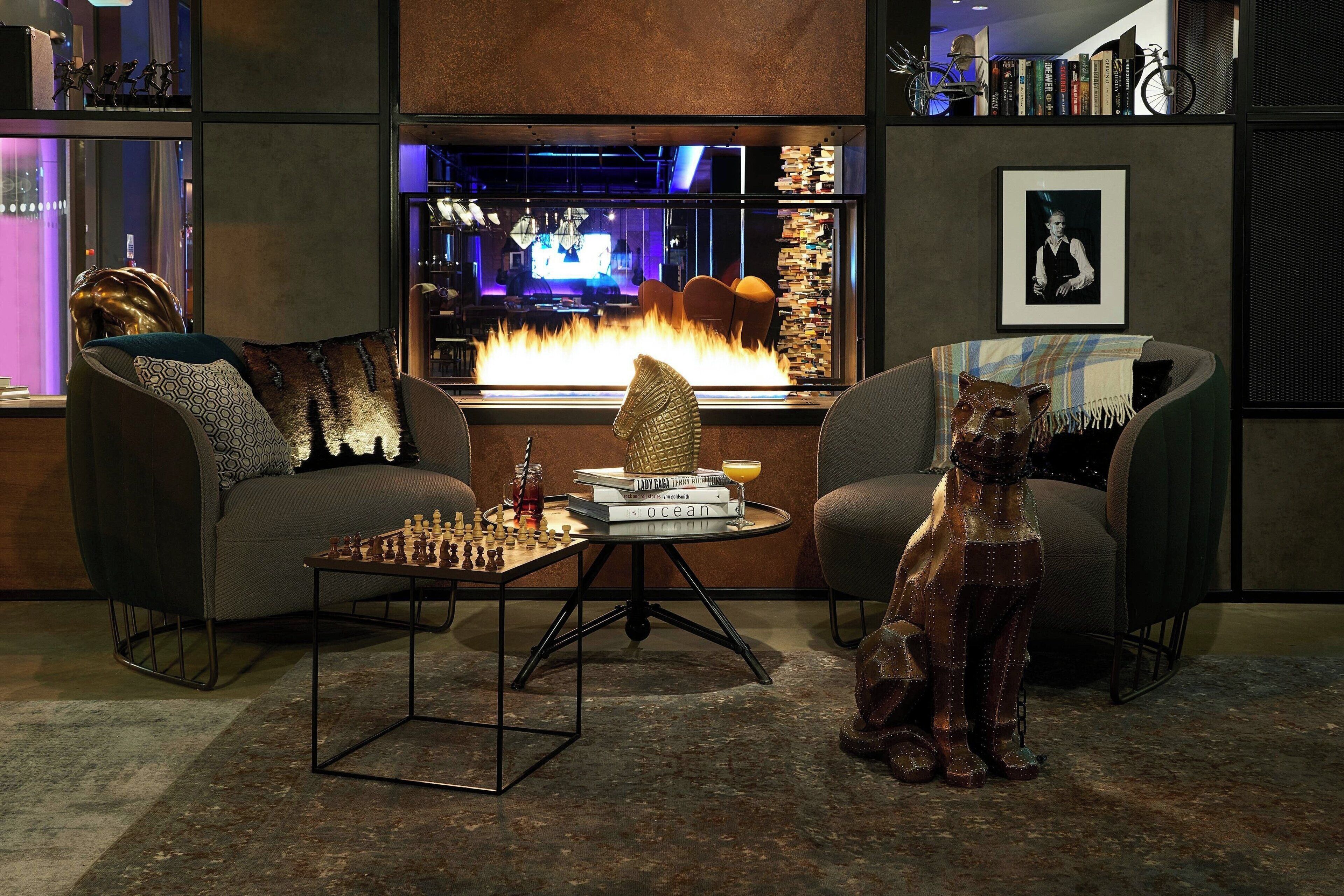 serves breakfast, lunch and dinner