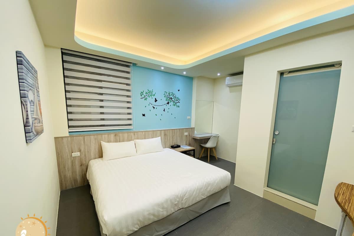 Phòng đôi tiện nghi đơn giản, 1 giường cỡ king, không hút thuốc | Bàn, màn/rèm cản sáng, phòng cách âm