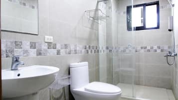 Dusche, kostenlose Toilettenartikel, Haartrockner, Hausschuhe