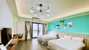 Une chambre d’hôtel avec deux lits, un bureau avec une télévision et un luminaire au plafond.