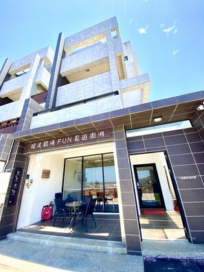 Vista frontal de la propiedad