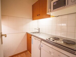 Réfrigérateur, micro-ondes, plaque de cuisson, lave-vaisselle