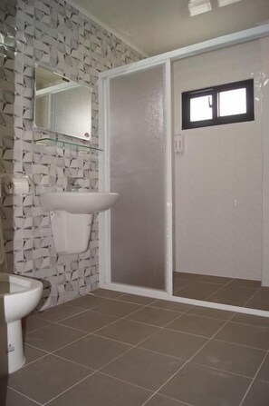 淋浴設備、免費盥洗用品、吹風機、拖鞋