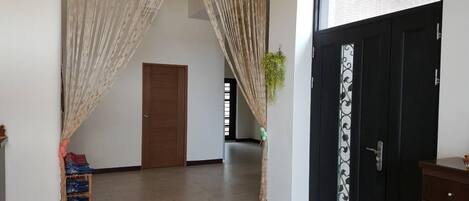 Cortinas blackout, wifi gratis y ropa de cama