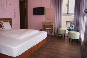 Blackout drapes, free WiFi, bed sheets - Shimmer B&B (Magong)