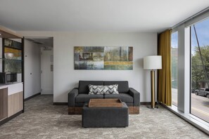 En 49-tommers Flatskjerm-TV med kabel-kanaler samt TV