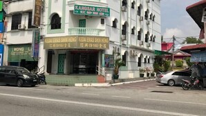 Un hotel de varios pisos con un letrero grande que dice 'HOTEL' en la parte superior.