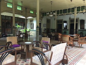 Lobby sitting area - nDalem Natan Royal Heritage (Banguntapan)