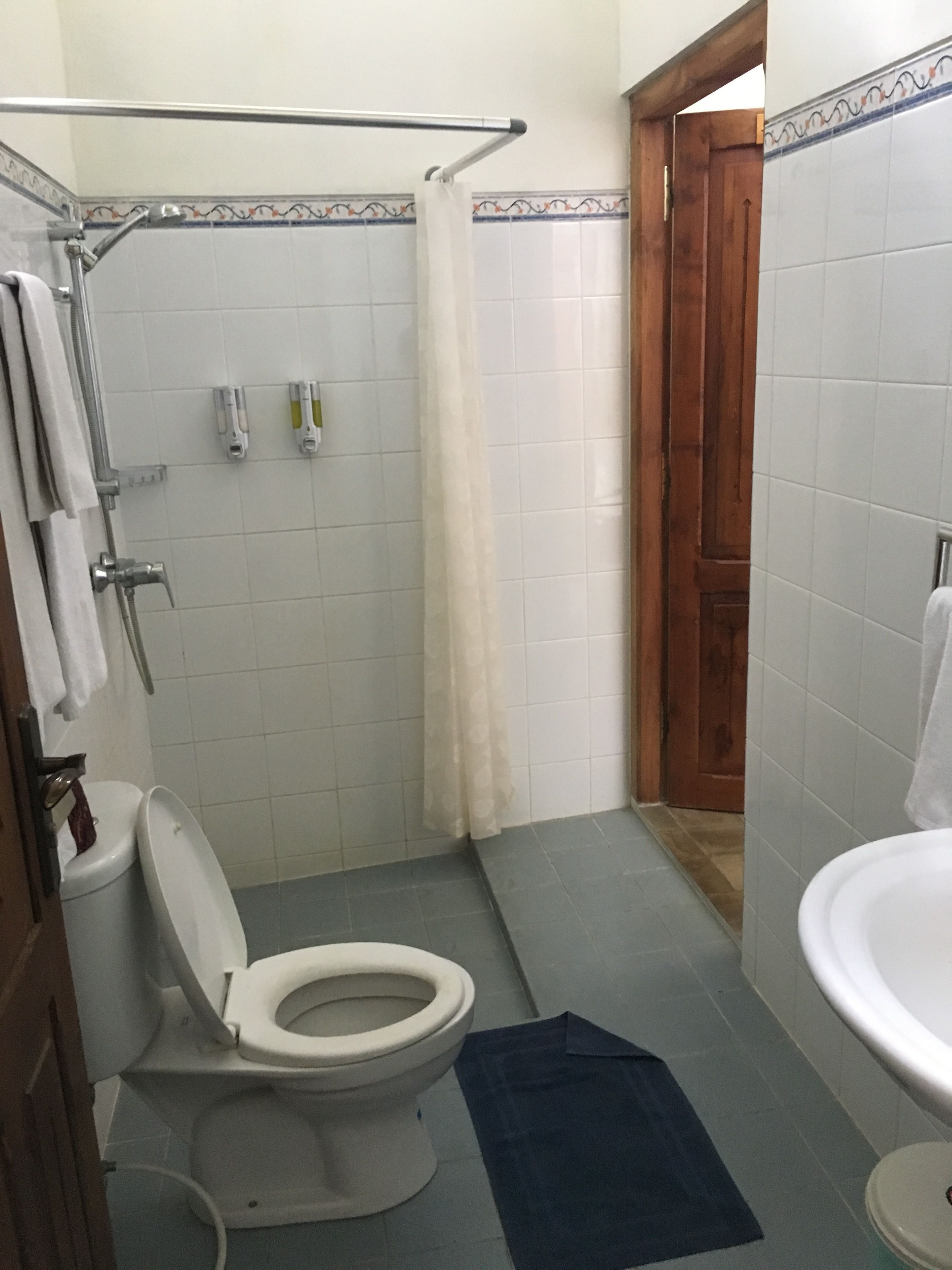 Ein Badezimmer mit Toilette, Dusche und Waschbecken.