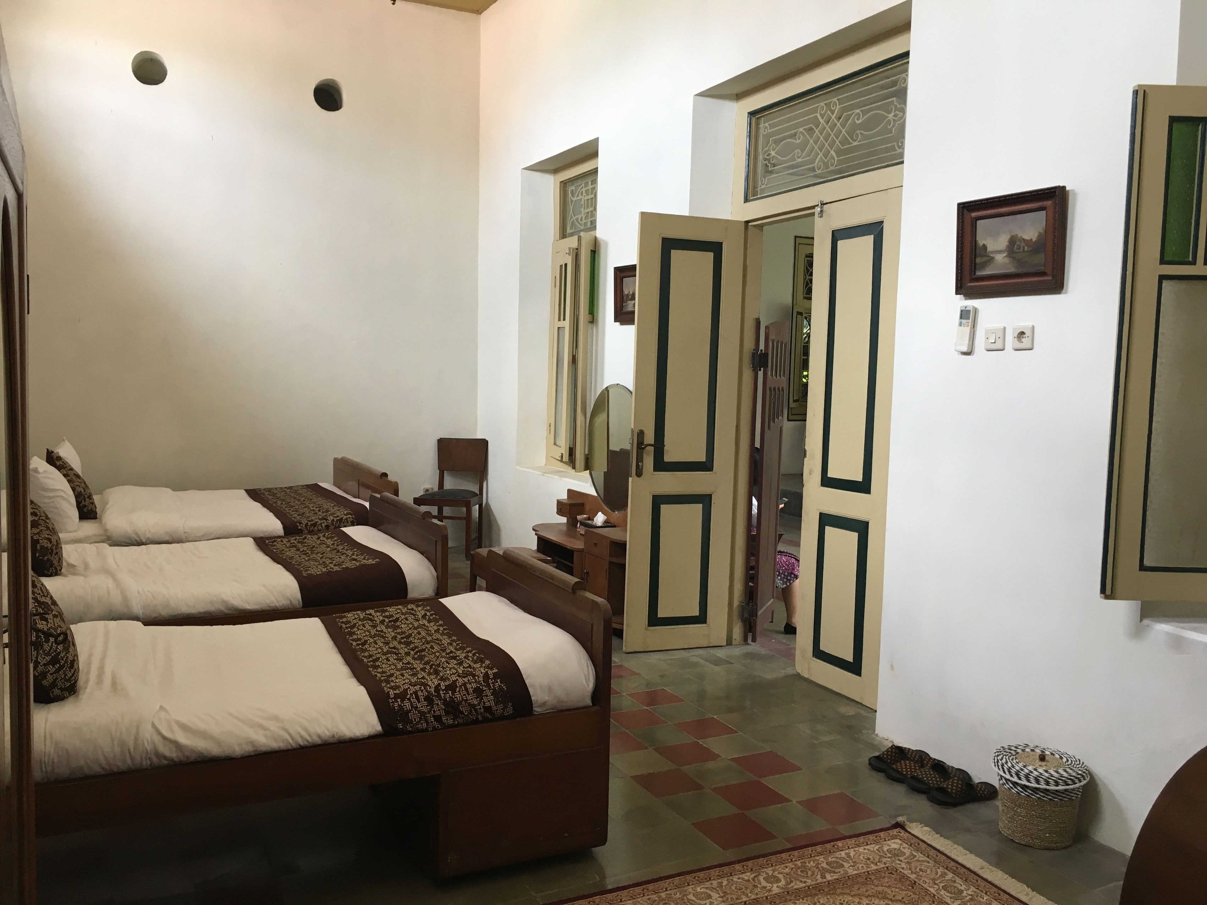 مكتب وأسرّة قابلة للطي وواي فاي مجانًا وملاءات أسرّة