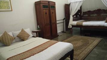 Quarto com cama, mesa de cabeceira, guarda-roupa e dossel.