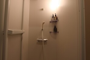 Shower, hair dryer, bidet, towels - JUSTIN FUKUOKA (Fukuoka)