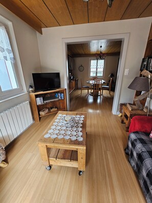 TV, DVD player, livros, videoteca