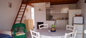 Small relaxing house for 2 by the sea