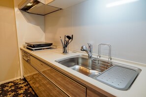 Camera, non fumatori (Balcony for 5) | Cucina privata | Frigorifero, microonde, piano cottura, bollitore elettrico