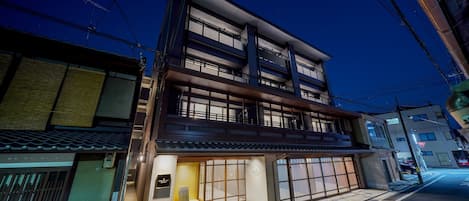 Voorkant accommodatie - avond/nacht