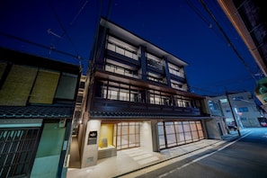 A multi-story building with a traditional entrance and a modern upper section. - RESI STAY THE KYOTO (Kyoto)