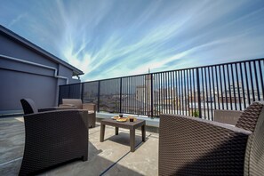 Phòng, không hút thuốc (Balcony for 5) | Két bảo mật tại phòng, bàn, màn/rèm cản sáng, bàn ủi/dụng cụ ủi quần áo